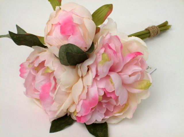 Маленький букет кремовых пионов