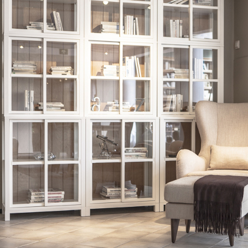 Книжный стеллаж с контрастной стенкой