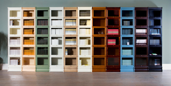 Книжный стеллаж разноцветный