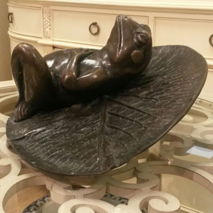 Статуэтка фонтан "Лягушка на листе"