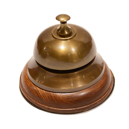 Колокольчик на деревянной подставке