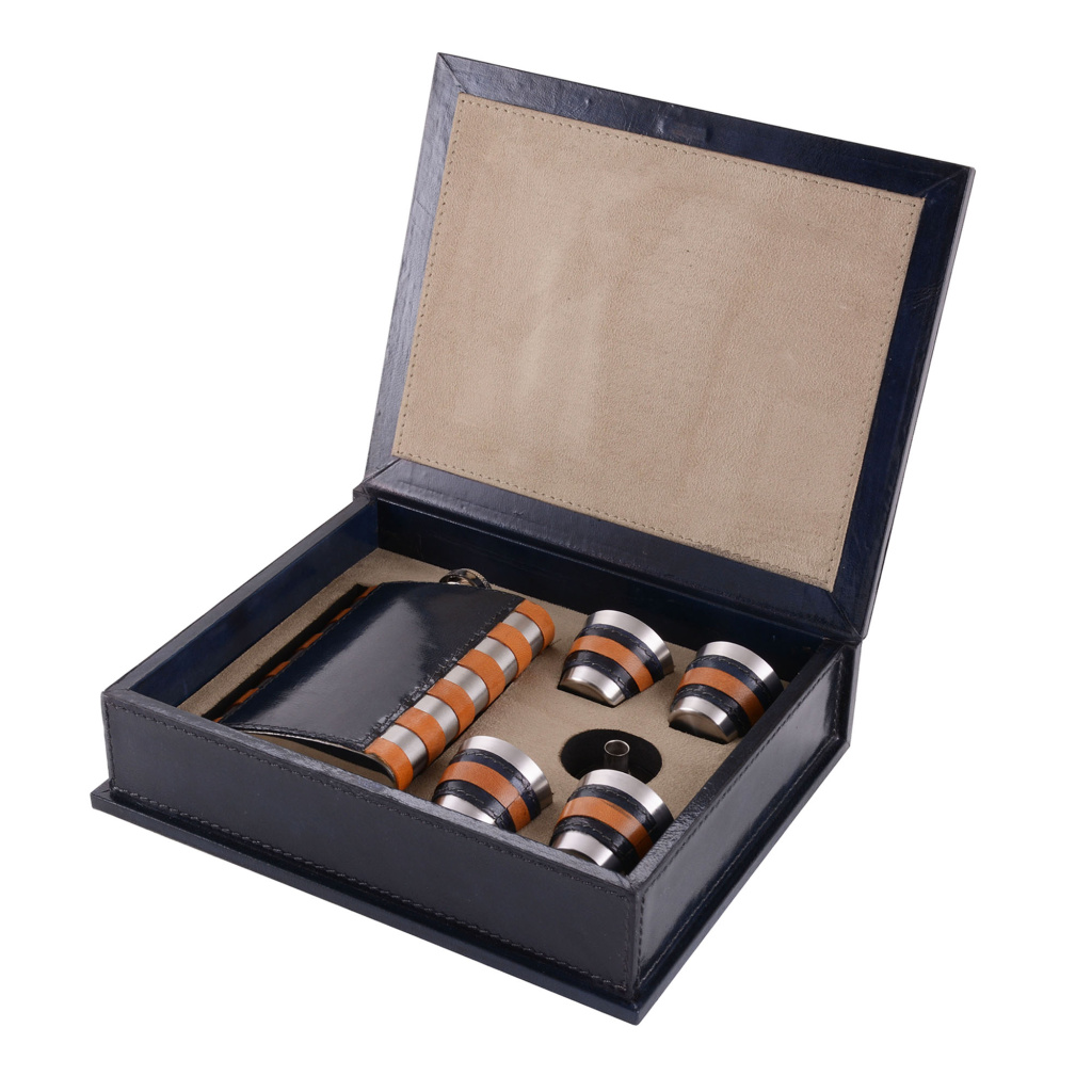 Набор из фляжки и четырех стопок, коллекция "Изделия из кожи"