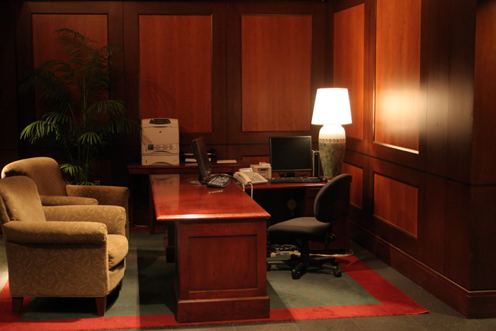 Представительный рабочий стол из темного дерева