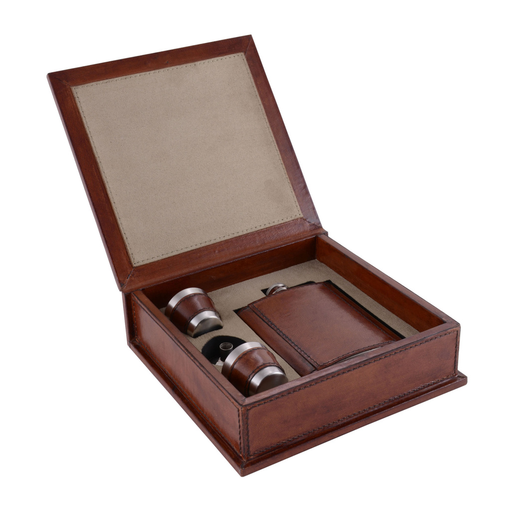 Набор из фляжки и двух стопок