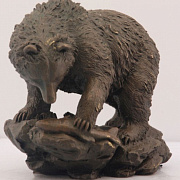 Статуэтка медведь с рыбой