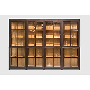 Книжная витрина с контрастной стенкой