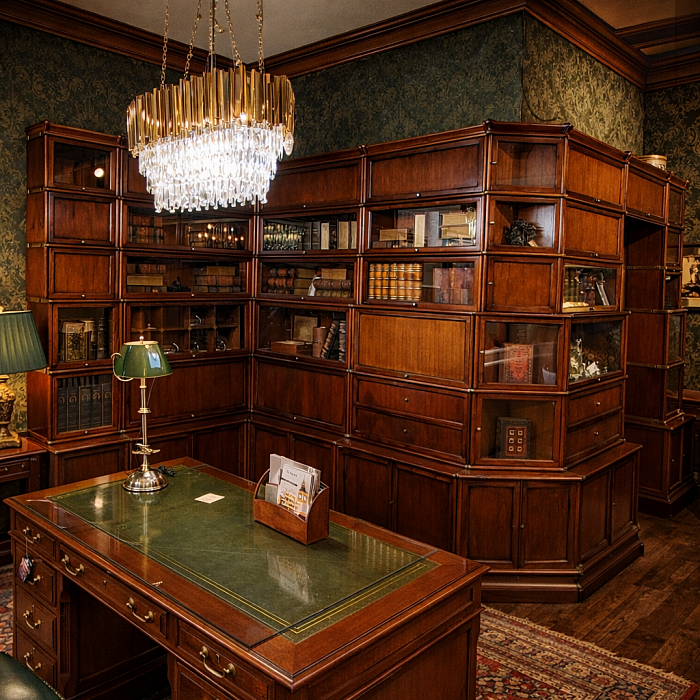 Библиотека-кабинет с дверным проёмом