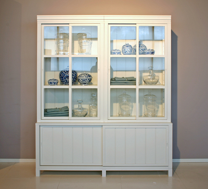 Витрина с раздвижными дверцами