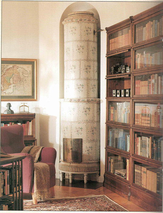 Фрагмент библиотеки со стеклянными полками в цвете "темный орех"