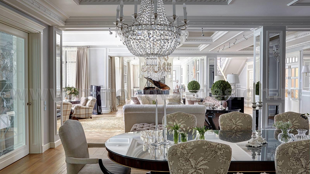 Уютный дом для семьи в стиле американская неоклассика