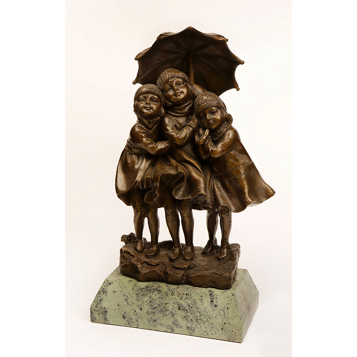 Статуэтка девочки под зонтиком