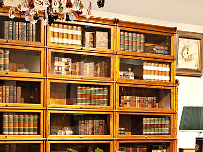 Книжные полки в классическом стиле