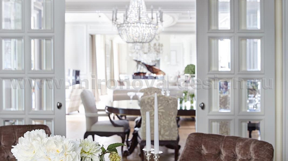 Уютный дом для семьи в стиле американская неоклассика