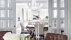 Уютный дом для семьи в стиле американская неоклассика