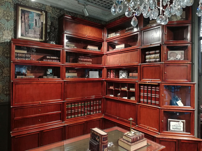 Угловая библиотека в тонировке "махагон"