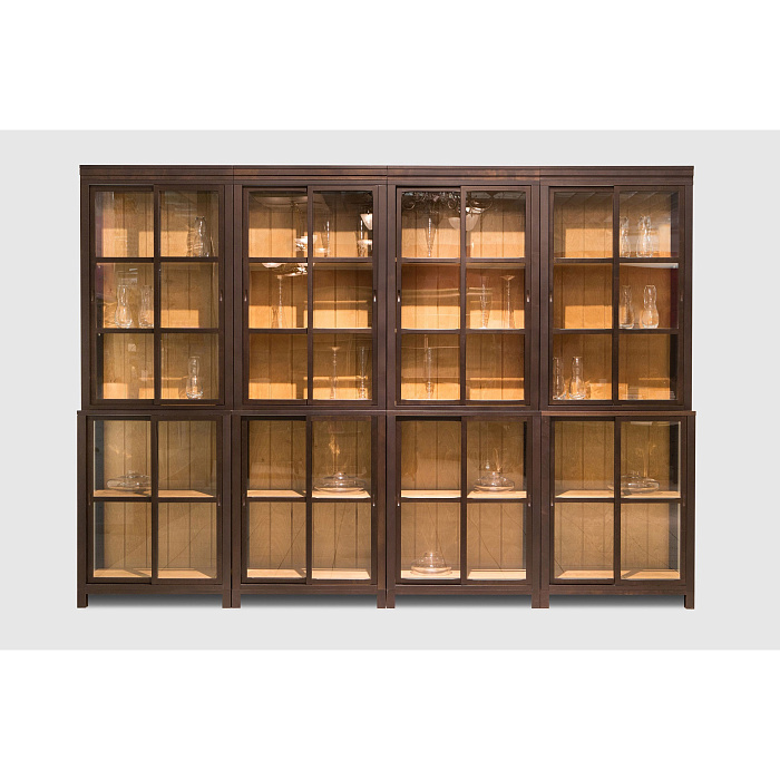 Книжная витрина с контрастной стенкой