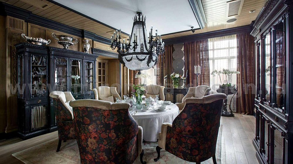 Атмосфера старинного семейного поместья в загородном доме