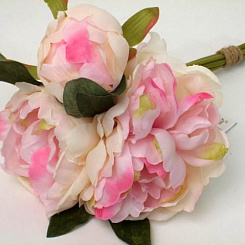 Маленький букет кремовых пионов