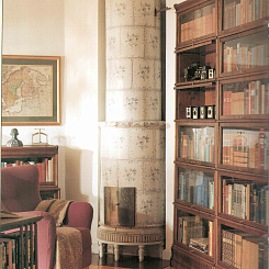 Фрагмент библиотеки со стеклянными полками в цвете "темный орех"