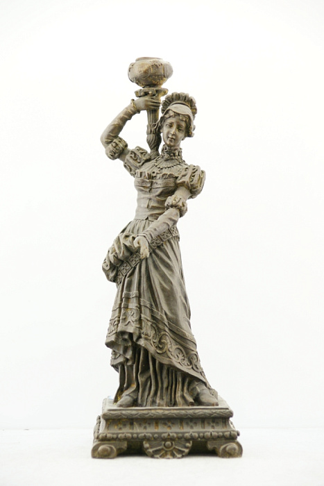 Статуэтка девушка с факелом