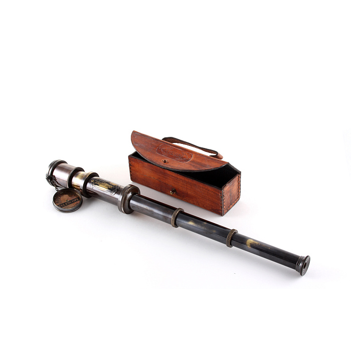 Телескоп в кожаном чехле