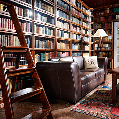 Фрагмент угловой библиотеки со стеклянными дверцами