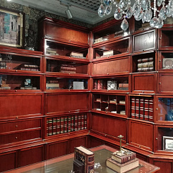 Угловая библиотека в тонировке "махагон"