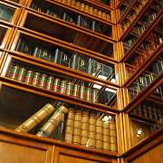 Фрагмент книжного стеллажа