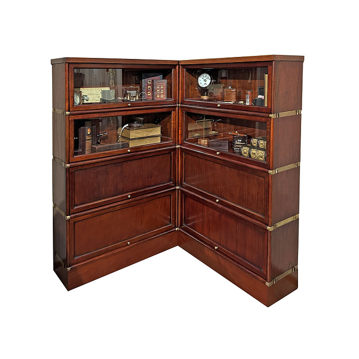 Библиотека со стеклянными и деревянными дверцами