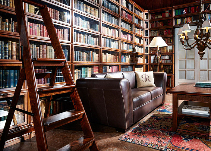 Фрагмент угловой библиотеки со стеклянными дверцами