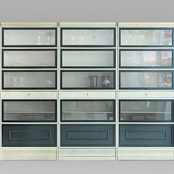 Книжный стеллаж с контрастными фасадами