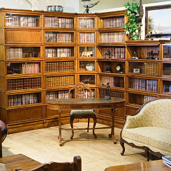 Угловая библиотека в тонировке "медовый орех"