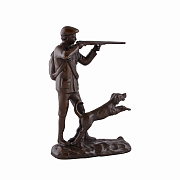 Статуэтка охотник в кепке 