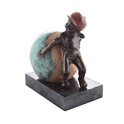 Статуэтка мальчик с мячом 