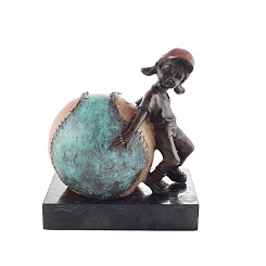Статуэтка девочка с мячом