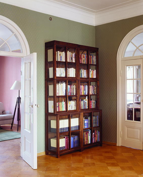 Книжный стеллаж с раздвижными дверцами в цвете "тёмный орех"