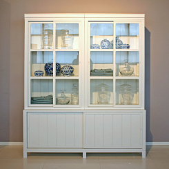 Витрина с раздвижными дверцами