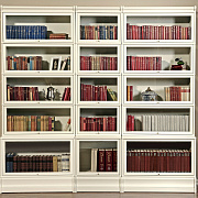 Книжный стеллаж в цвете "слоновая кость"