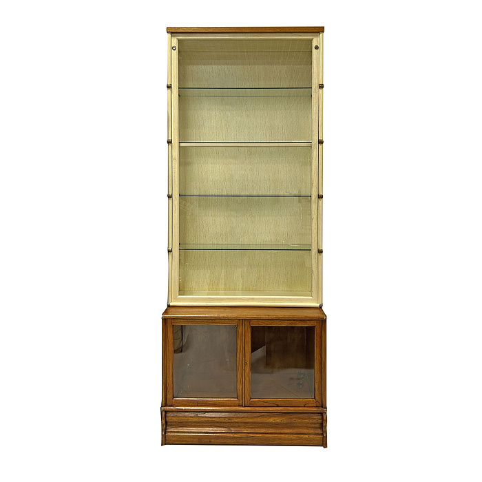 Книжный стеллаж с витриной